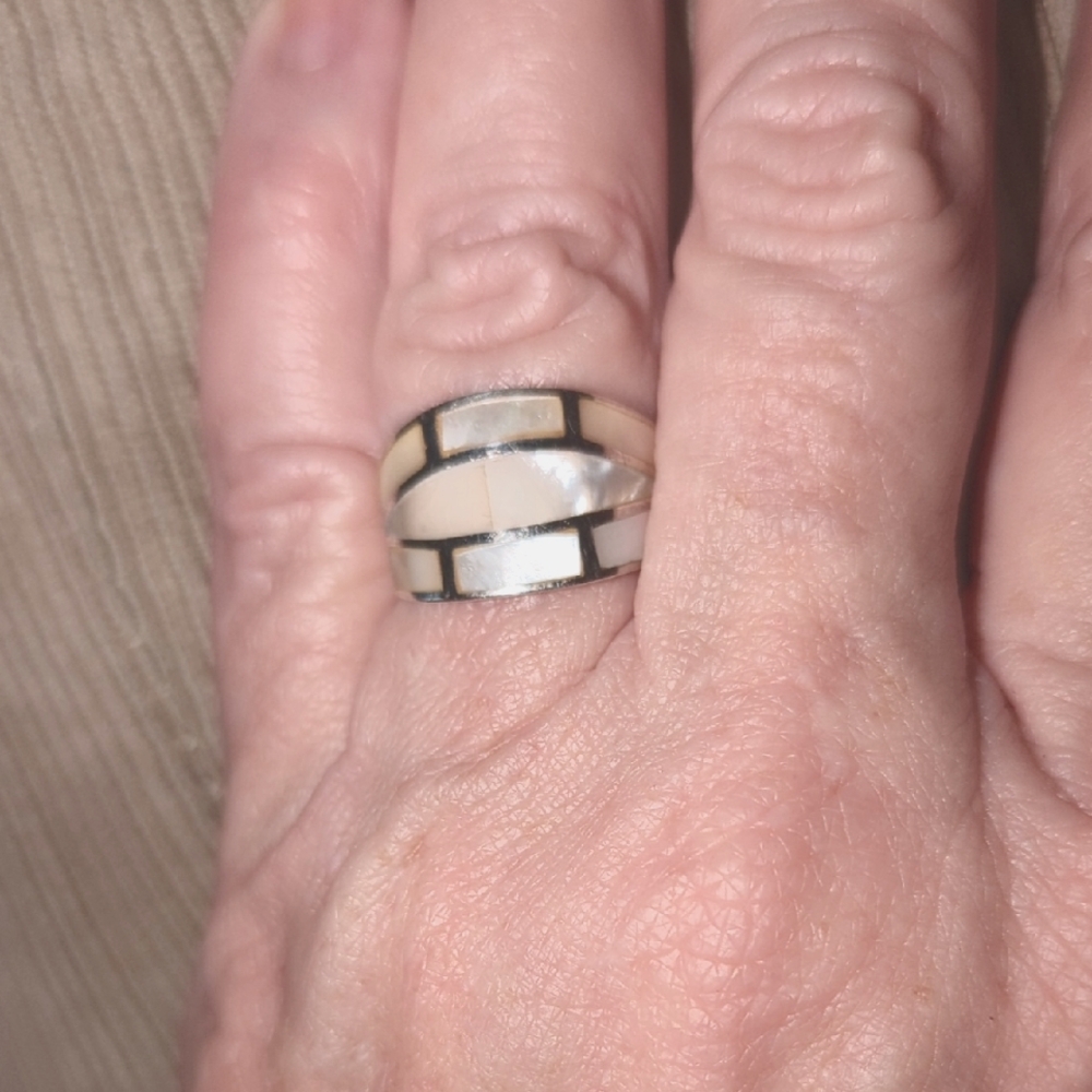 Sterling silver & Mother of Pearl ring